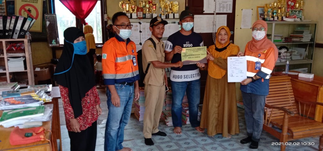 tim-csr-cita-saat-menyerahkan-bantuan-perbaikan-sarana.jpg