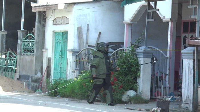 Geledah Rumah Mertua Terduga Teroris di Sibolga, Densus 88 Libatkan Robot Sisir Lokasi Ledakan