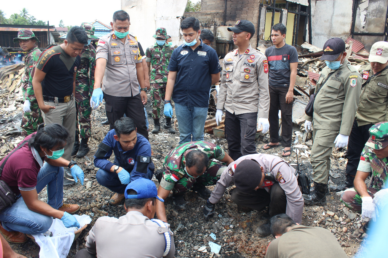 tim-gabungan-saat-mencari-sisa-tulang-belulang.jpg
