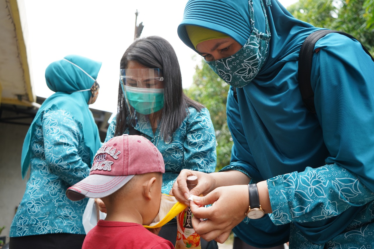 Sosialisasikan Protokol Kesehatan, TP PKK Pontianak Membagikan Masker Serentak di Empat Wilayah