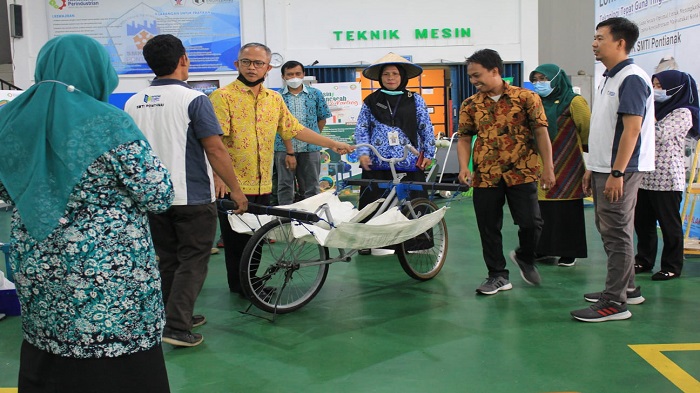 Ikuti Lomba Cipta Karya Teknologi Tepat Guna, SMK SMTI Pontianak Siapkan Inovasi Lima Alat - tim-smk-smti-pontianak-menunjukkan-alat-angkut-sawit-sederhana.jpg
