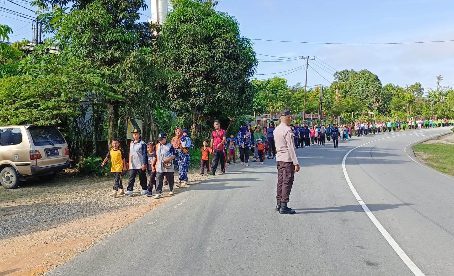Polisi Siaga di Titik Rawan, Gerak Jalan Santai di Beduai Sanggau Berlangsung Tertib