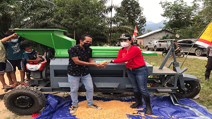 Berikan Bantuan Alat Kerja ke Petani dan Nelayan Singkawang, Ini Pesan Wali Kota Tjhai Chui Mie