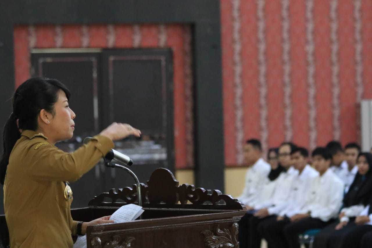 Tjhai Chui Mie Serahkan Surat Pengangkatan CPNS Pada 116 Orang