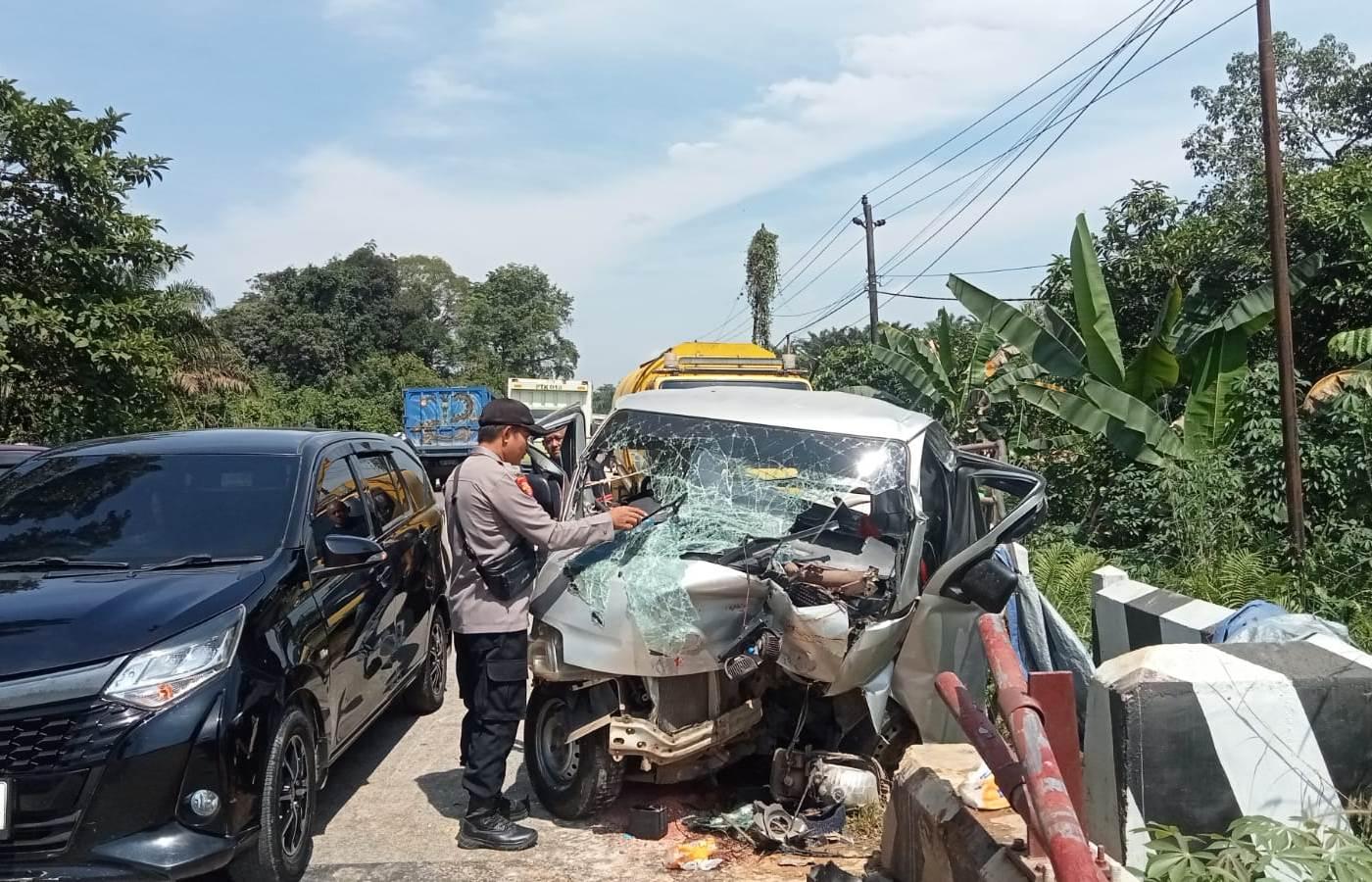 Mitsubishi Grandmax Tabrak Pembatas Jembatan di Batang Tarang Sanggau, Tiga Orang Terluka - Tribunpontianak.co.id