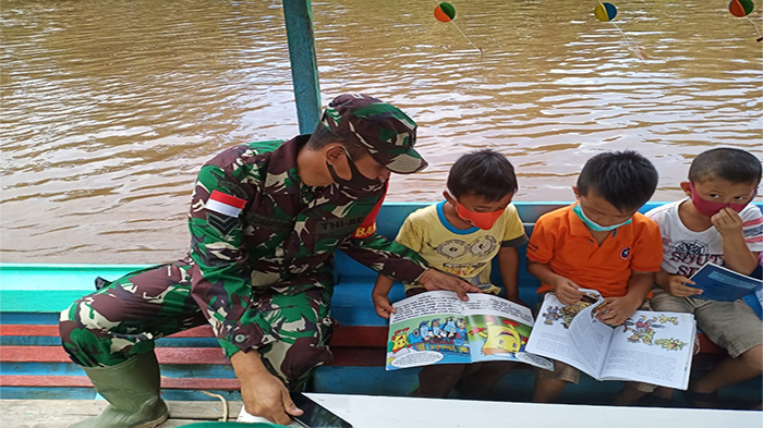 Dekatkan Buku untuk Generasi Emas di Perbatasan Sintang, Satgas TMMD Buat Perpustakaan Apung