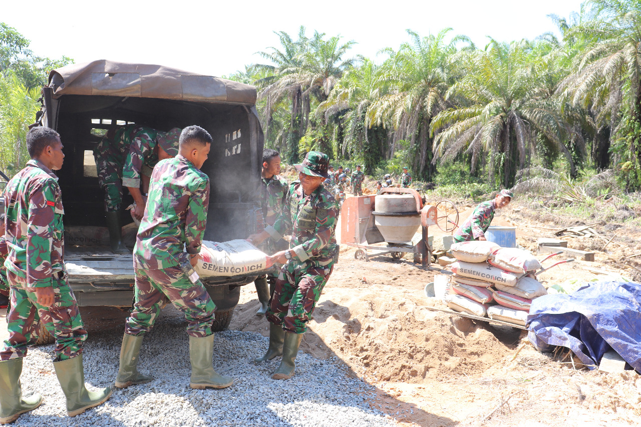 Material Semen Didatangkan ke Lokasi TMMD untuk Pembuatan Gorong-gorong
