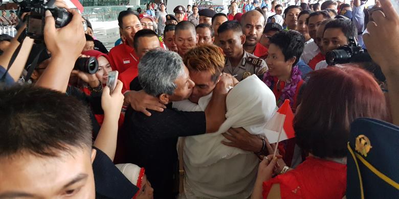 Tangis Pun Pecah Sambut Pahlawan Indonesia di Olimpiade