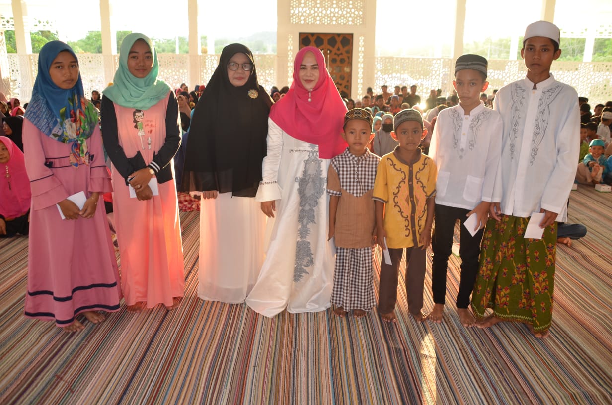 tp-pkk-kayong-utara-menggelar-acara-buka-puasa-bersama-anak-yatim-di-istana-rakyat.jpg