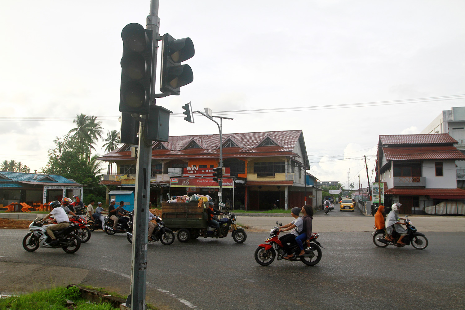 Traffic Light Tak Berfungsi, Persimpangan Jalan Husein Hamzah-Dr Wahidin Semrawut - traffic-light_20171128_042519.jpg