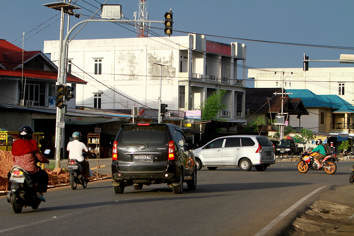Traffic Light Tak Berfungsi, Persimpangan Jalan Husein Hamzah-Dr Wahidin Semrawut - traffic-light_20171128_042625.jpg