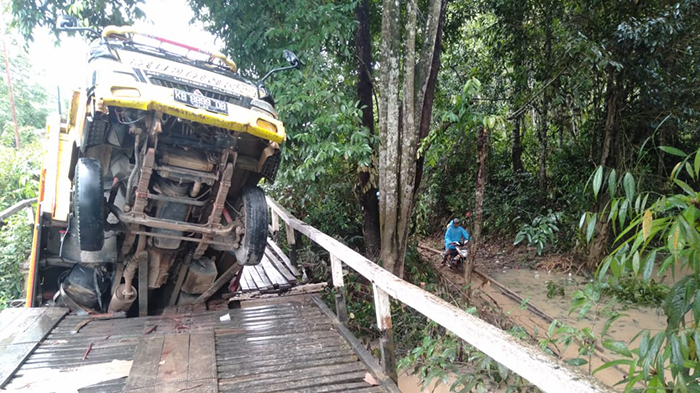 truk-bermuatan-bahan-bangunan-yang-amblas-di-jembatan-kayu-seneban-12.jpg