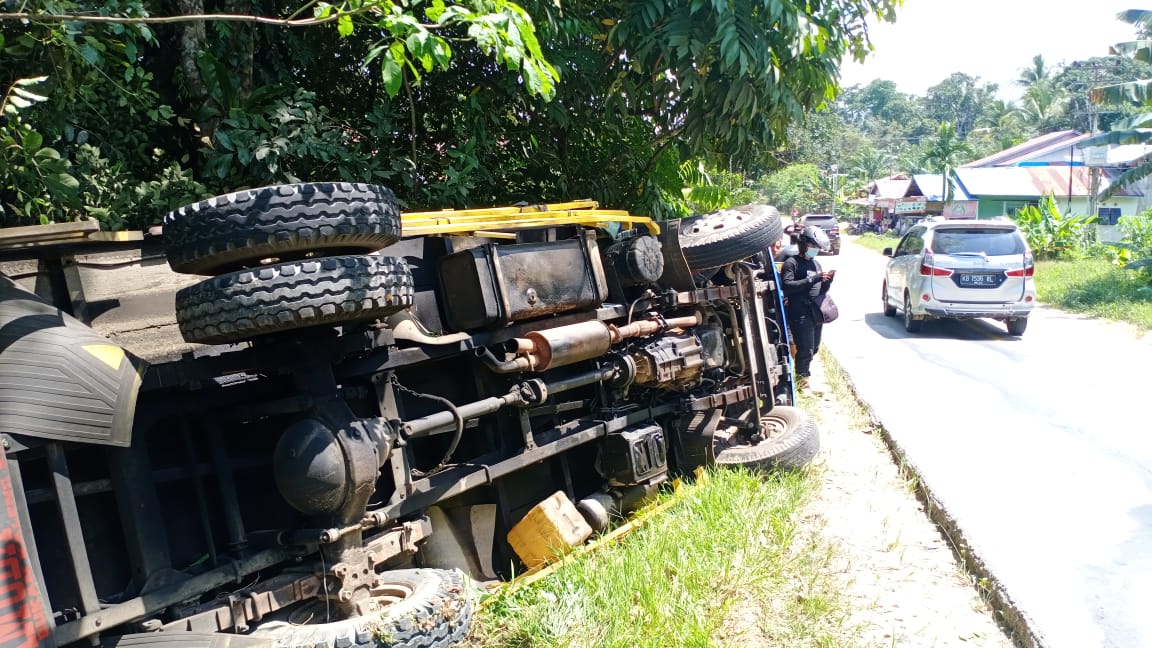 Tabrakan dengan Truk di 'Tikungan Maut' Lengkenat, Pengendara Motor Tewas di Tempat