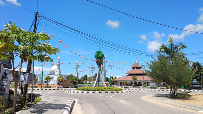 tugu-durian-di-sukadana-kabupaten-kayong-utara-kamis-952019.jpg