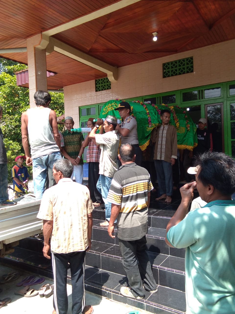 Turut Berbelasungkawa, Kapolsek Ipda Sunarli Ikut Pikul Jenazah Warga Hingga ke Pemakaman