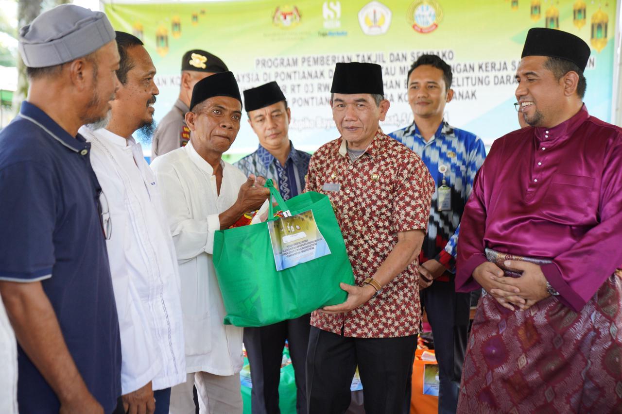 Konsulat Malaysia Bagi-bagi Takjil-Sembako, Pj Wako Pontianak Tekankan Pentingnya Semangat Berbagi