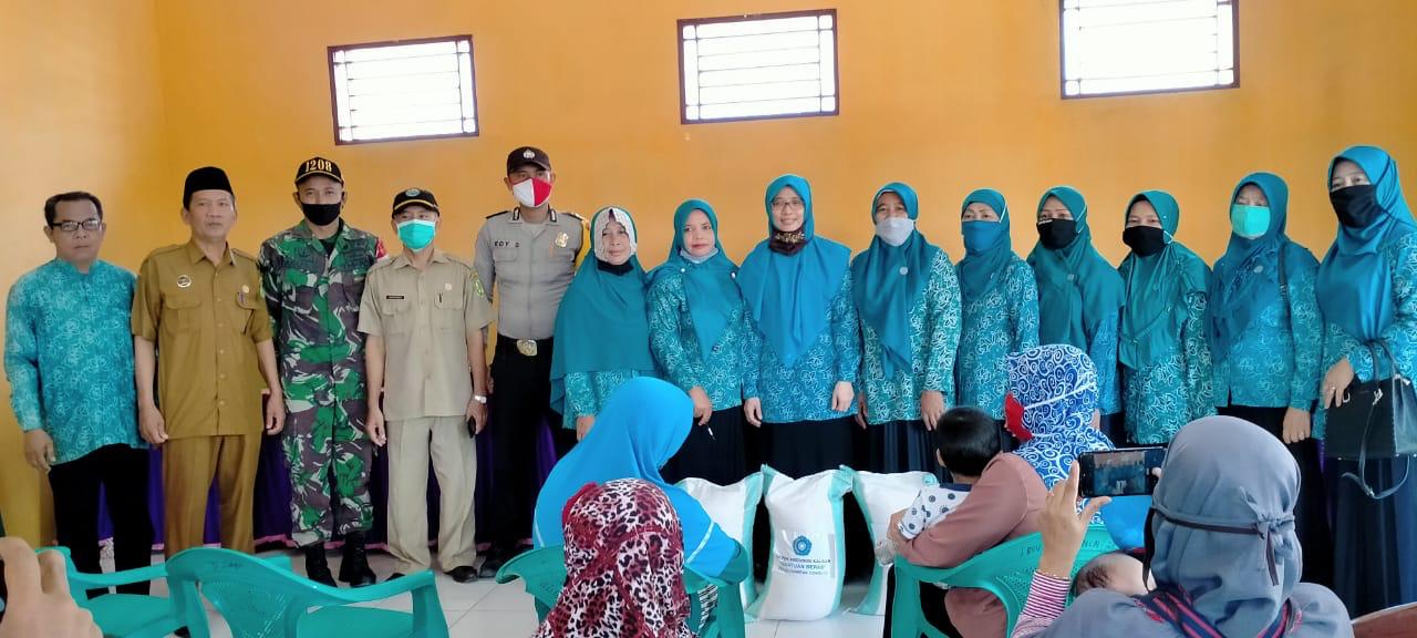 Dampak Virus Covid-19, TP PKK Kabupaten Sambas Bagikan 25 Karung Beras Pada Warga Terdampak