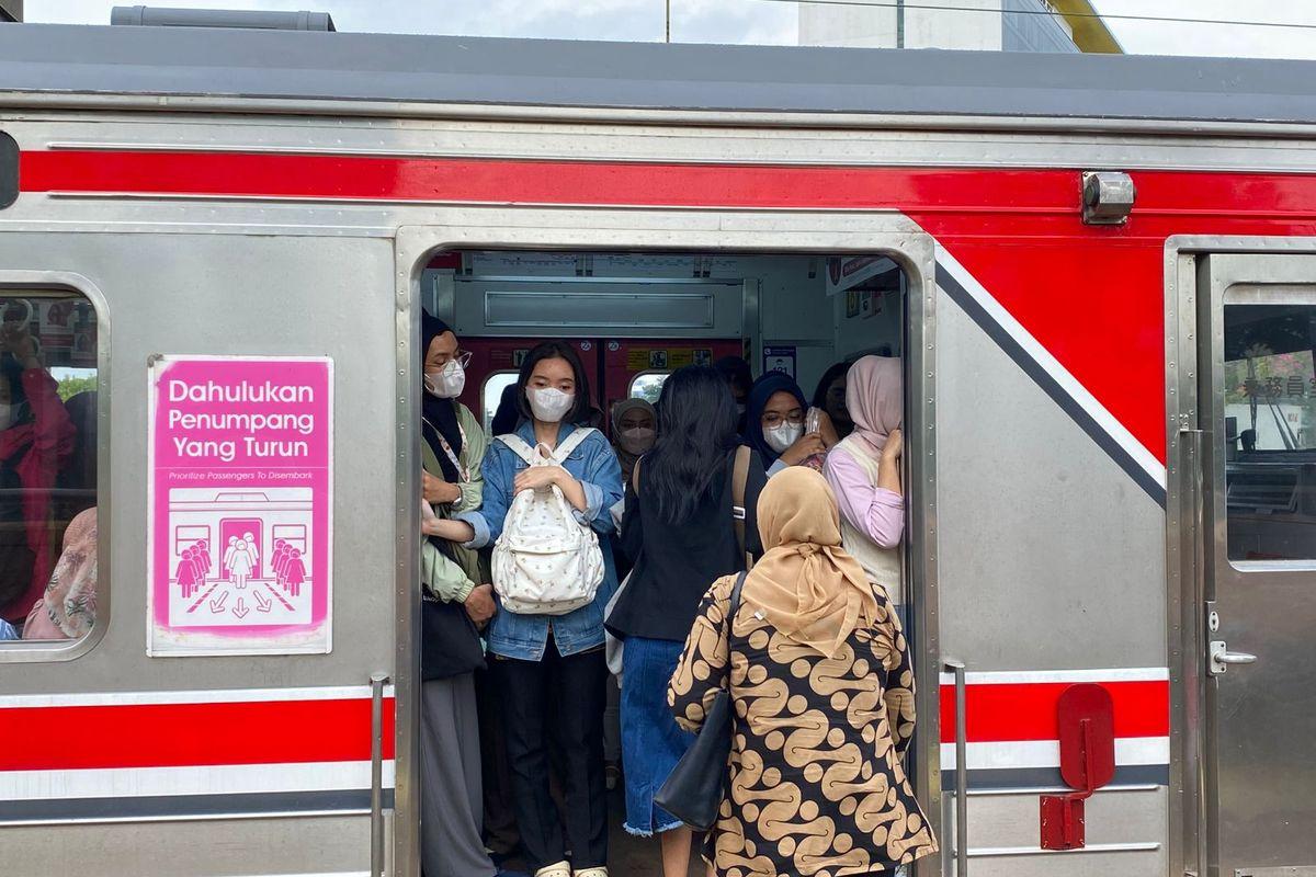 Alasan Gerbong Khusus Perempuan Ditempatkan di Ujung Depan-Belakang Rangkaian KRL