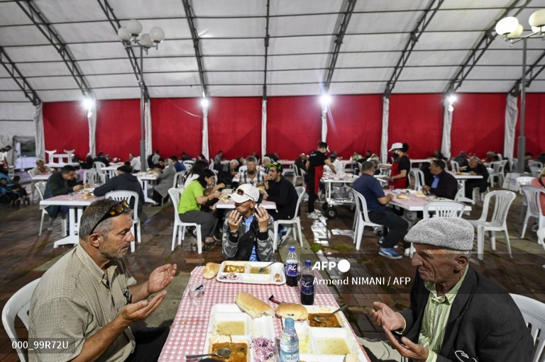 umat-muslim-berdoa-sebelum-buka-puasa-sunnah.jpg