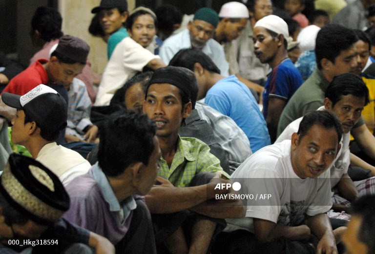 umat-muslim-berpenghasilan-rendah-menunggu-bantuan-sembako-di-masjid-buka-puasa.jpg