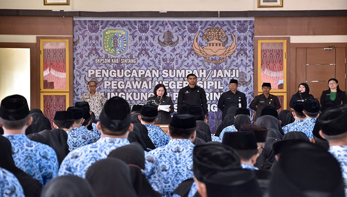 Ambil Sumpah Janji 506 PNS, Sekda Sintang Tekankan Tugas Utama Layani Masyarakat