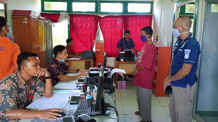 Polsek Ledo Serahkan Tersangka Kasus Pencurian Kepada Kejaksaan