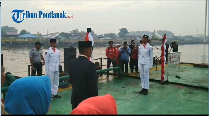 upacara-peringatan-hari-kemerdekaan-ri-ke-74-di-tengah-sungai-kapuas-pertama-di-pontianak.jpg