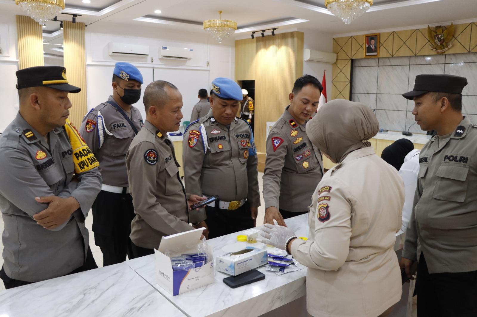 Kapolres Ketapang Tes Urine Mendadak untuk Pastikan Personelnya Bebas dari Narkoba