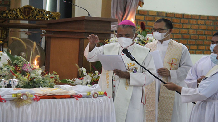 uskup-agung-pontianak-mgr-agustinus-agus-berkati-busana-dan-perlengkapan-untuk-imam-baru.jpg
