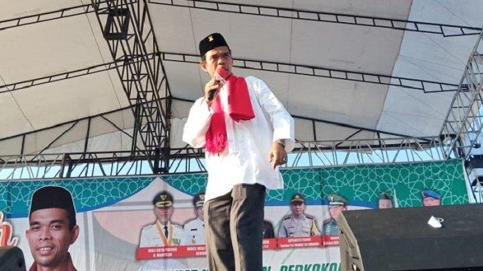 ustadz-abdul-somad-alias-uas-berceramah-di-pantai-padang-kamis-212019.jpg