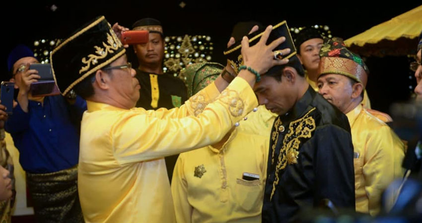 Ustadz Abdul Somad Terima Gelar dari Kerajaan Matan Tanjungpura, Netizen Takbir!