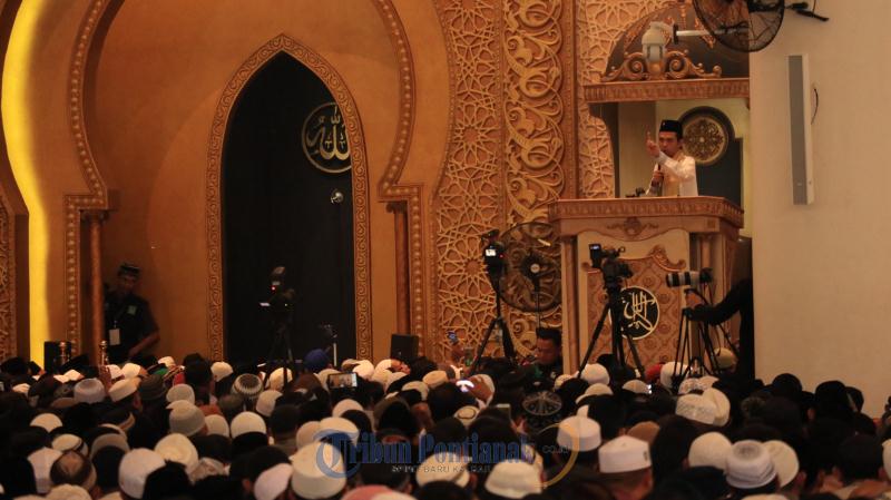 ustaz-abdul-somad-saat-mengisi-ceramah-pada-acara-subuh-akbar01.jpg