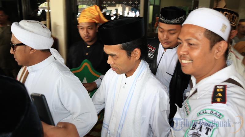 Ustadz Abdul Somad Bersama Rombongan Menuju titik start Ziarah Agung dengan Pengawalan Ketat - ustaz-abdul-somad_20180910_104939.jpg