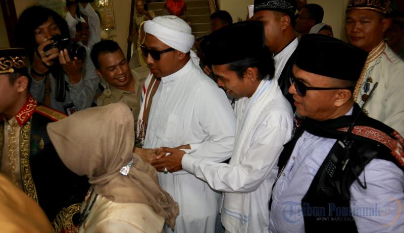 Ustadz Abdul Somad Bersama Rombongan Menuju titik start Ziarah Agung dengan Pengawalan Ketat - ustaz-abdul-somad_20180910_105018.jpg