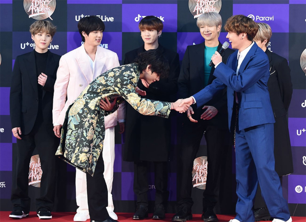 v-bts-alami-insiden-tersandung-di-panggung-golden-disc-awards-reaksi-spontan-jin-tuai-pujian.jpg