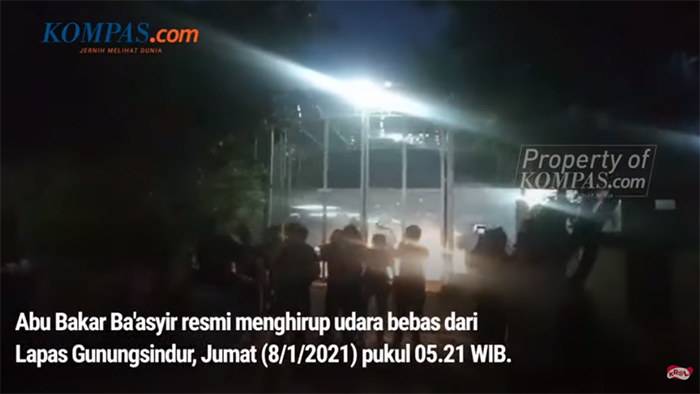 video-detik-detik-abu-bakar-baasyir-bebas-penjara-keluar-dari-lapas-khusus-kelas-iia-gunung-sindur.jpg