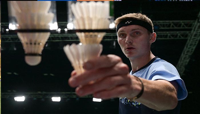 viktor-axelsen-dari-denmark-menarik-shuttlecock.jpg