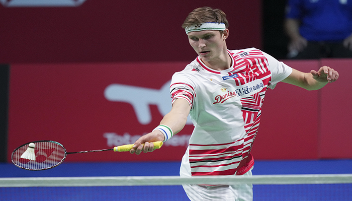 viktor-axelsen-dari-denmark-mengembalikan-shuttlecock.jpg