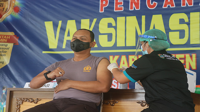 wakapolres-sekadau-kompol-edy-haryanto-saat-menerima-vaksin-covid-19.jpg