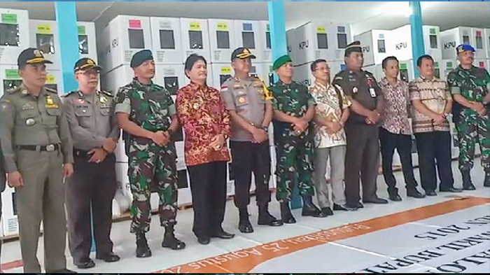 wakil-bupati-kapuas-hulu-antonius-l-ain-pamero-saat-berfoto-bersama.jpg