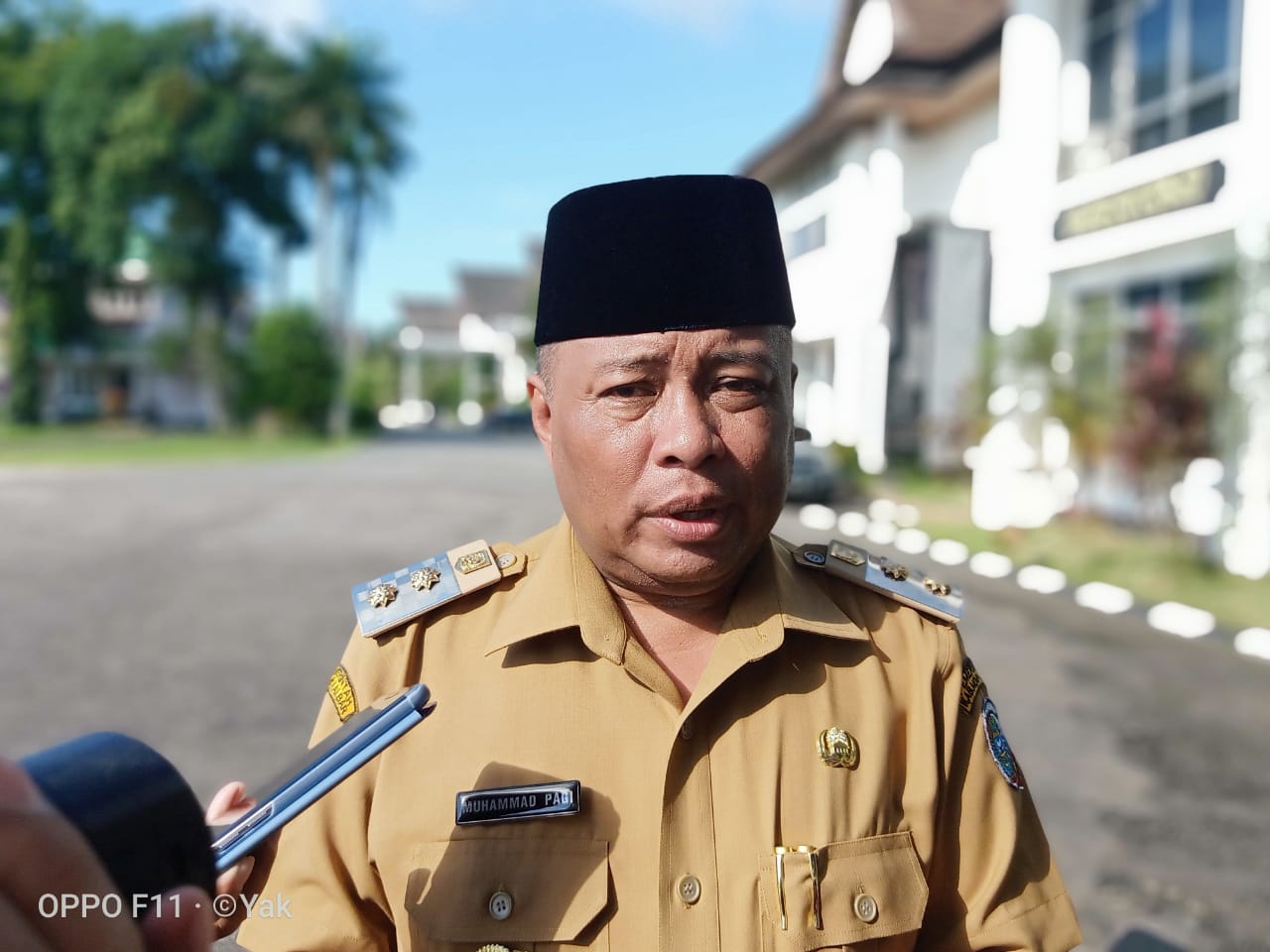 wakil-bupati-mempawah-muhammad-pagi-saat-diwawancara-awak-media.jpg