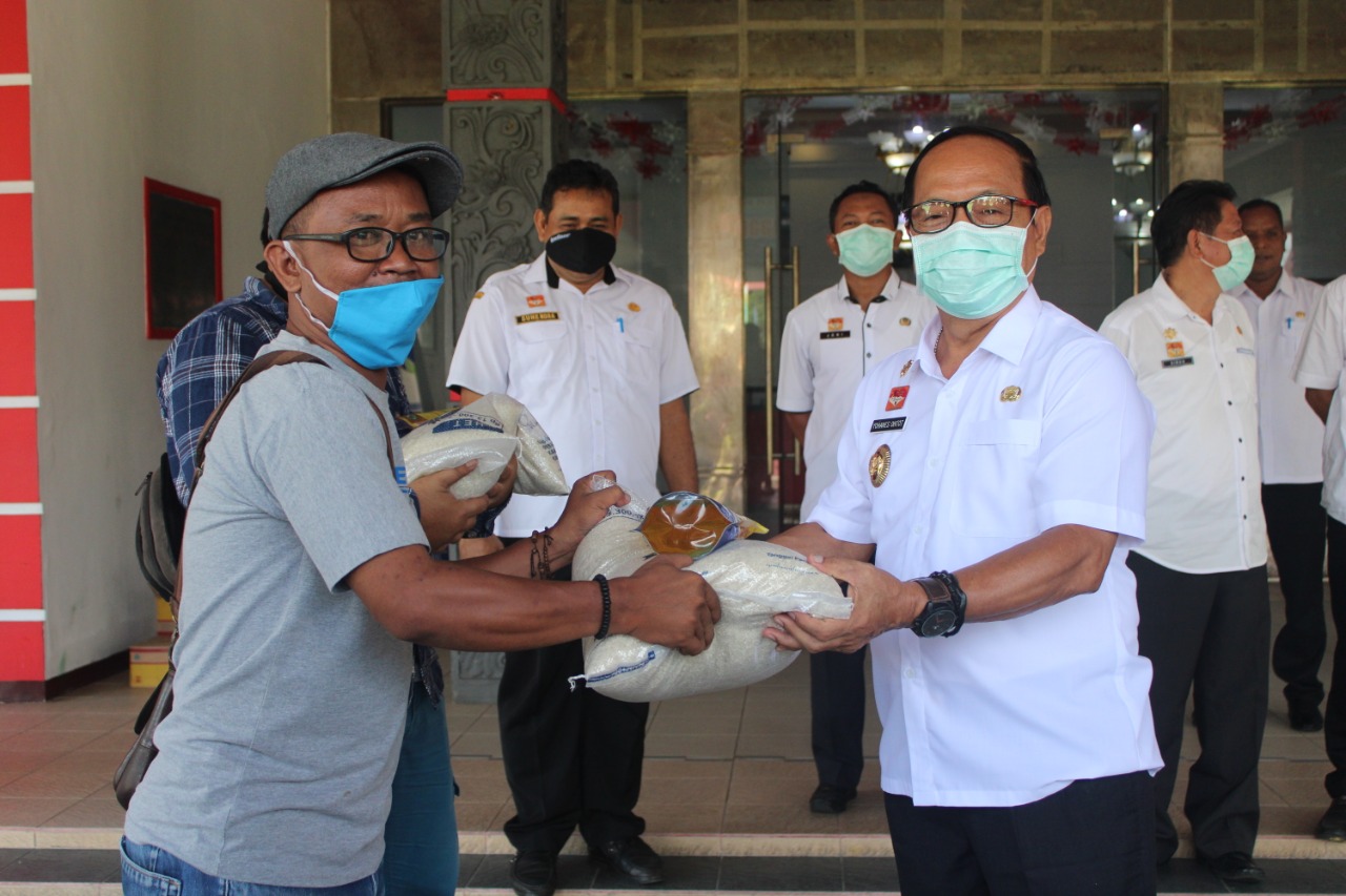 Wabup Ontot Serahkan Bantuan Beras dan Sembako kepada Jurnalis di Sanggau