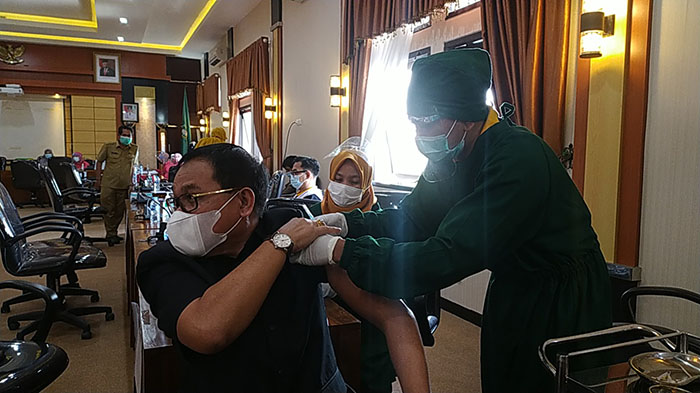 wakil-ketua-dprd-provinsi-kalbar-prabasa-anantatur-saat-menjalani-vaksinasi-covid-19.jpg