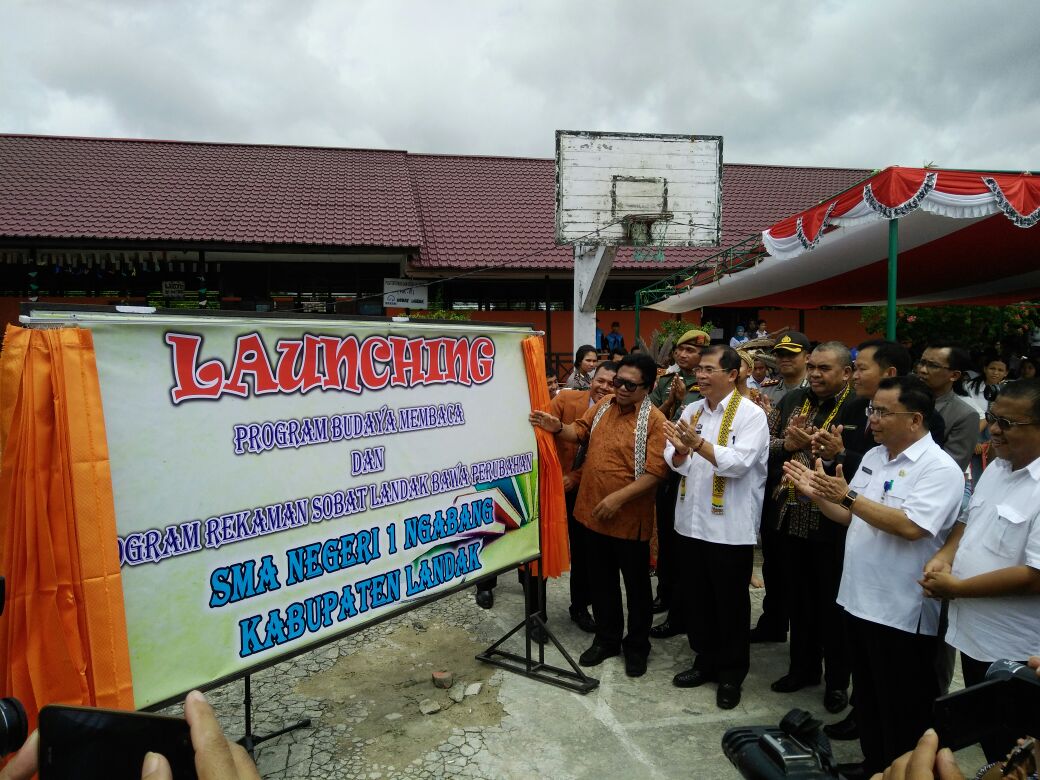 Wakil Ketua MPR Resmikan Program Gemar Membaca di SMAN 1 Ngabang