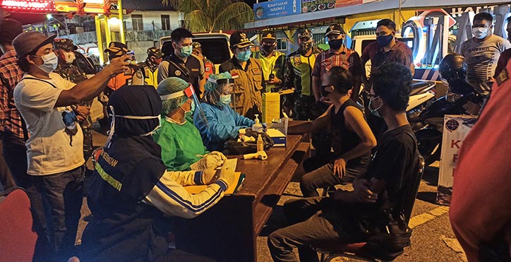 Pemkot Singkawang Rapid Test Massal Dadakan Warga Yang Nongkrong di Malam Hari