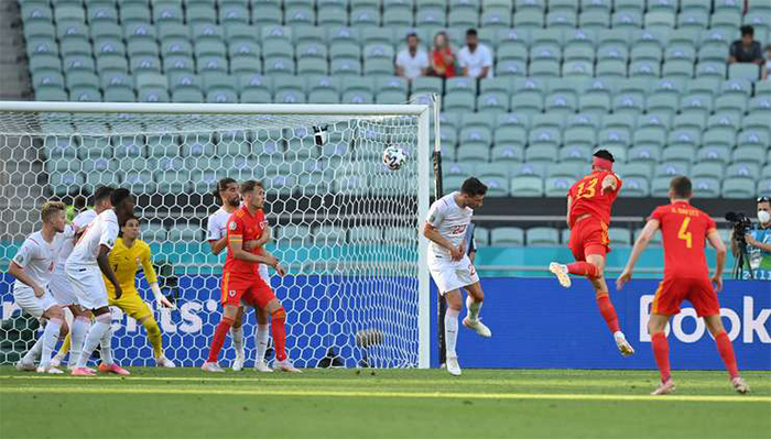 wales-melakukan-sundulan-berbuah-gol-penyeimbang-ke-gawang-swiss.jpg