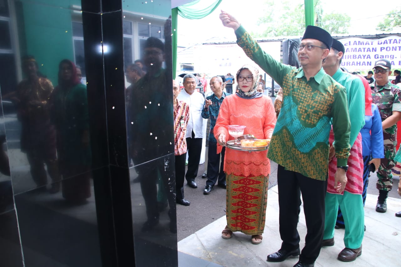 wali-kota-pontianak-edi-rusdi-kamtono-melakukan-prosesi-tepung-tawar-peresmian-kantor.jpg