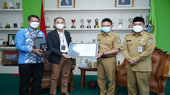 BPS Provinsi Kalbar Berikan Penghargaan Kepada Pemkot Pontianak atas Capaian IPM Tertinggi