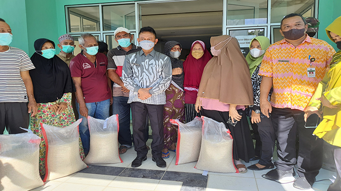 wali-kota-pontianak-edi-rusdi-kamtono-menyerahkan-secara-simbo235.jpg