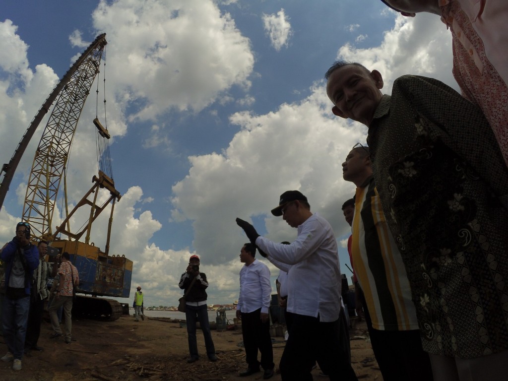 Penancapan Tiang Pertama Penataan Tepian Sungai Kapuas - wali-kota-pontianak-sutarmidji-meresmikan_20160716_194549.jpg